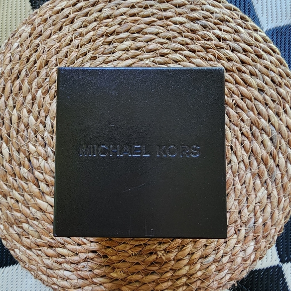 Michael Kors Runway Gold Tone Chronographic Watch - Picture 10 of 10